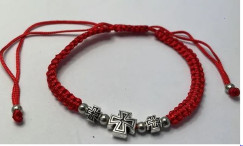 Piros szerencse karkötő talpas kereszttel