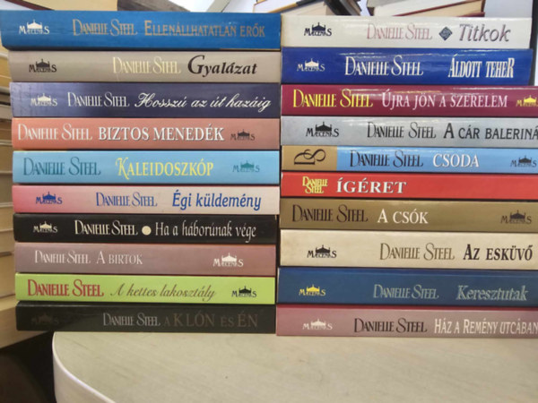 Danielle Steel - 20db-os Danielle Steel KÖNYVMENTŐ AJÁNLAT: Ellenállhatatlan erők, Gyalázat, Hosszú az út hazáig, Biztos menedék, Kaleidoszkóp, Égi küldemény, Ha a háborúnak vége, A birtok, A kettes lakosztály, A klón és én, Titkok, Áldott teher