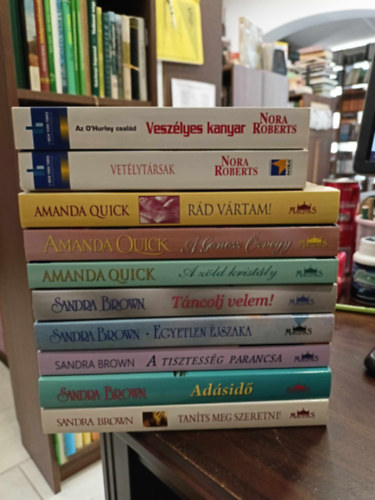 Amanda Quick, Brown Sandra Nora Roberts - Knyvcsomag, 10 db. romantika. vegyes. Veszlyes kanyar+Vetlytrsak+Rd vrtam+A gonosz zvegy+A zld kristly+Tncolj velem+Egyetlen jszaka+A tisztessg parancsa+Adsid+Tants meg szeretni