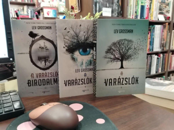 Lev Grossman - A var�zsl�k-tril�gia 1-3. (A var�zsl�k, A var�zsl�kir�ly, A var�zsl� birodalma)