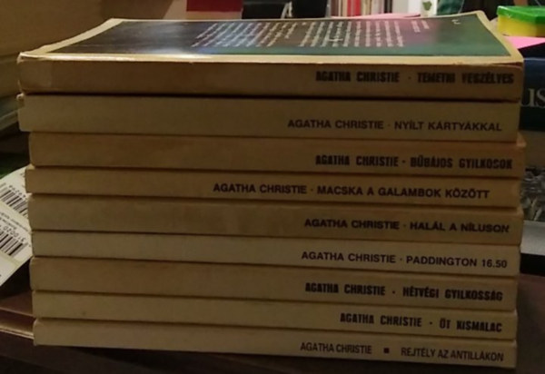 Agatha Christie - 9 db-os K�NYVMENT� AJ�NLAT, krimi: Rejt�ly az Antill�kon+ �t kismalac+ H�tv�gi gyilkoss�g+ Paddington 16.50+ Hal�l a N�luson+ Macska a galambok k�z�tt+ B�b�jos gyilkosok+ Ny�lt k�rty�kkal+ Temetni vesz�lyes