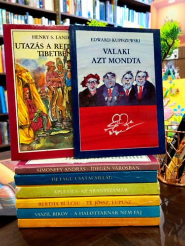 Henry S. Landor, Simonffy András, Kelecsényi Gábor, Apuleius, Bertha Bulcsú, Vaszil Bikov, Jókai Mór Edward Kupiszewski - Híres könyvek sorozat 8 darabos KÖNYVMENTŐ AJÁNLAT: Valaki azt mondta, Utazás a rejtelmes Tibetben, Idegen városban, Hétágú csatacsillag, Az aranyszamár, te jössz, lupusz..., A halottaknak nem fáj, Csataképek a magyar szabadságharcbó