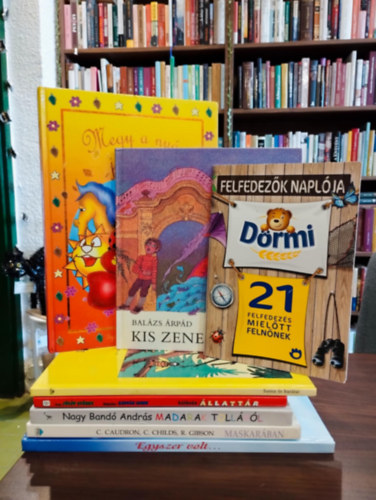 Vida Kata , Fülöp György-Radván Simon, Nagy Bandó András, Chris Caudron Balázs Árpád (rajzolta), Bakay Dóra (szerk.) - Gyerekkönyv csomag 8 darabos KÖNYVMENTŐ AJÁNLAT: Felfedezők naplója, Kis zenei ábécé, Megy a nyár, jön a tél, Samu és barátai, Különös állattár, Madarak tolláról, Maskarában, Egyszer volt...