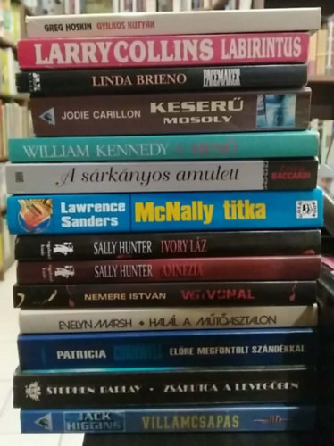 Stephen Barlay, Patrizia Cornwell, Evelyn Marsh, Nemere Istv�n, Sally Hunter, Lawrence Sanders, Erica Baccardi, William Kennedy, Jodie Carillon, Linda Brieno, Larry Collins, Greg Hoskin Jack Higgins - 14 db-os K�NYVMENT� AJ�NLAT, krimi: Vill�mcsap�s+ Zs�kutca a leveg�ben+ El�re megfontolt sz�nd�kkal+ Hal�l a m�t�asztalon+ V�rvonal+ Amn�zia+ Ivory l�z+ McNally titka+ A s�rk�nyos amulett+ A men�+ Keser� mosoly+ Pacemaker+ Labirin