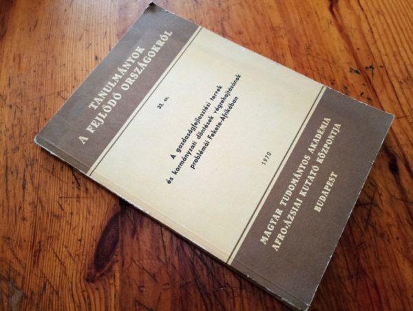 T�bb szerz� - A gazdas�gfejleszt�si tervek �s korm�nyzati d�nt�sek v�grehajt�s�nak probl�m�i Fekete-Afrik�ban