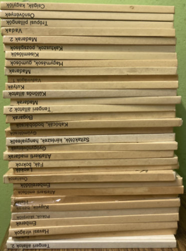 32 db b�v�r zsebk�nyvek