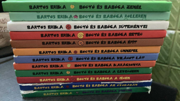 Bartos Erika - 12 db Bogy� �s Bab�ca: Zen�l, A rolleren, S�tem�nyei, Beteg, �p�t, �nnepel, Vil�got l�t, Kar�csonya, A leveg�ben, A j�gen, Az �vod�ban, Sportol