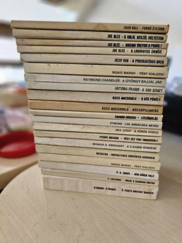 Raymond Chandler, Ross MacDonald, P. D. James, Rex Stout, Erle Stanley Gardner Joe Alex - 20db Eurpa krimi, KNYVMENT AJNLAT: Forr jszaka, A hall beszl helyettem, Magam vagyok a pokol, A pkerjtkos arca, A labirintus rnje, Fny kialszik, A gyngy bajjal jr, A vad sziget, A kk prly, Bcspillants, Lesz