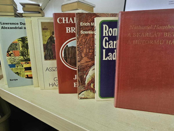 Émile Ajar, Erich Maria Remarque, Charlotte Brontë, Lawrence Durrell Nathaniel Hawthorne (Romain Gary) - 6db klasszikus KÖNYVMENTŐ AJÁNLAT: A skarlát betű-A hétormú ház+ Lady L.+ Szerelem és halál órája+ Jane Eyre+ Szép asszonyok egy gazdag házban I-II+ Alexandriai négyes I-II