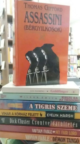 Dick Cluster, Evely Marsh, Wilbur Smith, Ian Fleming, Thomas Gifford Vavyan Fabe - 8 db-os K�NYVMENT� AJ�NLAT, krimi: D�montang�+ My fair Lord+ Csontvel��t�ltet�s+ Vihar a k�rh�z felett+ A tigris szeme+ Ki�lts r� az �rd�gre!+ Goldfinger+ Assassini (b�rgyilkosok)