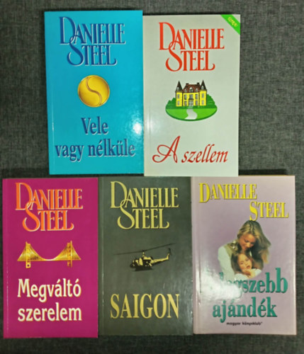 Danielle Steel - (5db) Danielle Steel romantikus könyvcsomag: Vele vagy nélküle / A szellem / Megváltó szerelem / Saigon / A legszebb ajándék