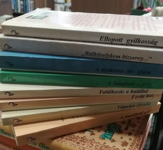 Agatha Christie - 8 db-os KÖNYVMENTŐ AJÁNLAT, krimi:A frankfurti utas+ Végtelen éjszaka+ Ferde ház+ Találkozás a halállal+ A Sittaford-rejtély+ A titokzatos Mr. Quin+ Balhüvelyem bizsereg+ Ellopott gyilkosság