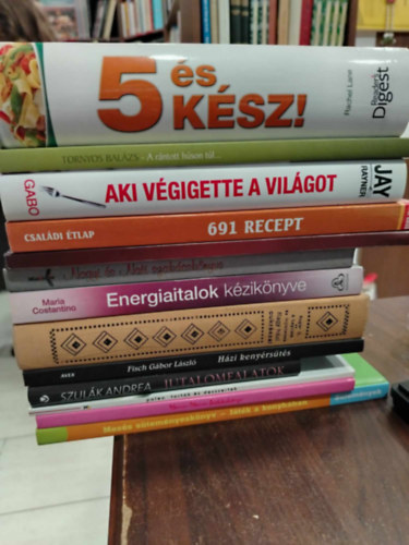 Knyvcsomag, 13 db. Szakcsknyvek. 5 s ksz+A rntott hson tl+Aki vgigette a vilgot+691 recept+Papriks telek bogrcsban+Nagyi s Nati szakcsknyve+Energiaitalok kziknyve+Nagy hzi cukrszat+Hzi kenyrsts+Jutalomf