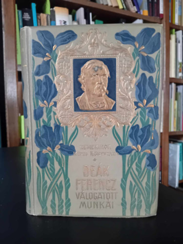 De�k Ferenc - De�k Ferencz v�logatott munk�i  -12 fekete-feh�r, eg�sz oldalas fot�val, reprodukci�val illusztr�lt. A bor�t� dombornyomott portr�val d�sz�tve.  Aranyozott, sz�nezett kiad�i eg�sz v�szonk�t�s, saj�t k�ppel.