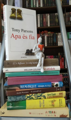 William Golding, Robert Merle, E. T. A. Hoffmann, John Updike, Erich Maria Remarque, Gis�le Prassinos, Karel Capek, Moses Isegawa, Louis de Berni�res Tony Parsons - 10 db-os K�NYVMENT� AJ�NLAT, vil�girodalom: Afrikai kr�nik�k+ Senor Vivo �s a kokainb�r�+ Harc a szalamandr�kkal+ A szenved� arc+ Hi�ba futsz+ Szenved�lyes szeretet+ Az Eastwicki boszork�nyok+ Az ut�dok+ Az �rd�g b�jitala+ Apa �s f