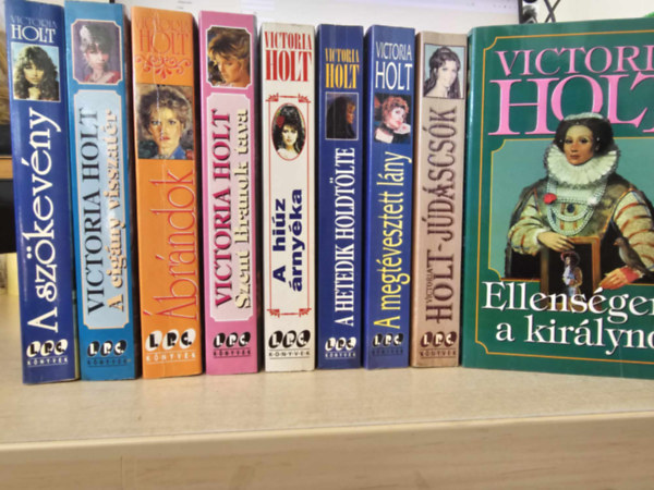 Victoria Holt - 9db Victoria Holt, K�NYVMENT� AJ�NLAT: J�d�scs�k, A megt�vesztett l�ny, A hetedik holdt�lte, A hi�z �rny�ka, Szent Branok tava, �br�ndok, A cig�ny visszat�r, A sz�kev�ny, Ellens�gem a kir�lyn�