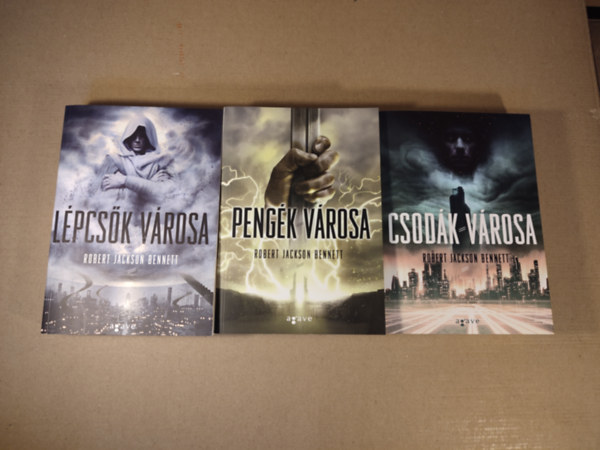 Robert Jackson Bennett - Isteni városok 1-3. (Lépcsők városa, Pengék városa, Csodák városa)
