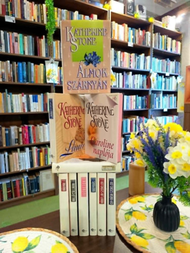 Katherine Stone - Katherine Stone k�nyvcsomag 10 darabos K�NYVMENT� AJ�NLAT: V�gyak, Hull�csillagok, �g�retek, Ragyog�s, V�ratlan szerelem, Egy m�sik szerelem, Ill�zi�k, Laura, �lmok sz�rny�n, Caroline napl�ja