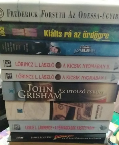 Wilbur Smith, Dave Stern, L�rinc L. L�szl�, John Grisham, James Rollins, Leslie L. Lawrence Frederick Forsyth - 8 db K�NYVMENT� AJ�NLAT, kaland, krimi: Indiana Jones �s a krist�lykoponya kir�lys�ga+ A v�rfarkasok kast�ly�ban+ Az �t�let elad�+ Az utols� esk�dt+ A Kicsik nyom�ban I-II.+ Lara Croft - Tomb Raider+ Ki�lts r�s az �rd�gre+ Az Odes