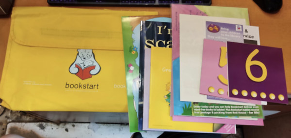 Bookstart csomag - Sárga vízálló tépőzáras mappában foglalkoztató füzetek gyerekeknek, angol nyelven