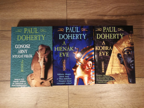 Paul Doherty - Mahu-tril�gia 1-3. (Gonosz �rny nyugat fel�l, A hi�n�k �ve, A kobra �ve)