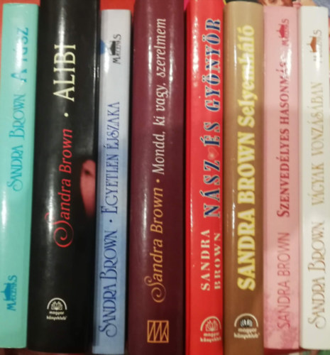 Sandra Brown - Sandra Brown 8 k�nyv(A t�sz Alibi Egyetlen �jszaka Mondd, ki vagy, szerelmem N�sz �s gy�ny�r Selyemh�l� Szenved�lyes hasonm�s V�gyak vonz�s�ban)