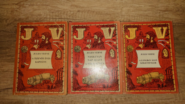 Jules Verne - 3 db Jules Verne-reg�ny: A l�ngban �ll� szigettenger, Nyolcvan nap alatt a F�ld k�r�l, A tizen�t �ves kapit�ny