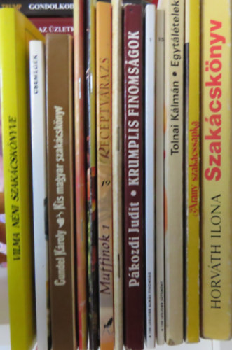 13 db szak�csk�nyv: Csemeg�k; Vilma n�ni szak�csk�nyve; Kis magyar szak�csk�nyv; Vegyes s�tem�nyek; Levesek; Sert�sh�s 100 f�le k�ppen; Muffinok; 100 legjobb s�tem�ny; 100 legjobb alm�s; Krumplis finoms�gok; Arany szak�cssapka; Egy