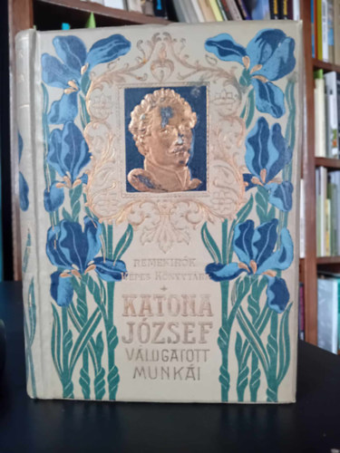 Szerz� Csokonai Vit�z Mih�ly Szerkeszt� B�n�czi J�zsef Grafikus M�rk Lajos - Csokonai Vit�z Mih�ly v�logatott munk�i     - Aranyozott, sz�nezett kiad�i eg�sz v�szonk�t�s, Magyar m�v�szek fekete-feh�r rajzaival illusztr�lva. Nyomatott Wodianer F. �s Fiain�l, Budapest. Saj�t k�ppel.