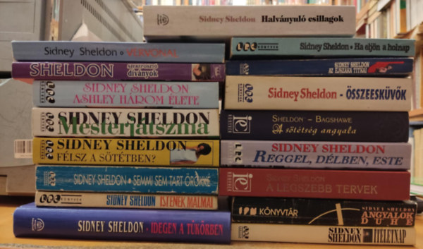 Sidney Sheldon - 17 db Sidney Sheldon: Szereposztó díványok; Vérvonal; Halványuló csillagok; Idegen a tükörben; Ashley három élete; Semmi sem tart örökké; Félsz a sötétben?; Mesterjátszma; Az éjszaka titkai; Ha eljön a holnap; Istenek malmai