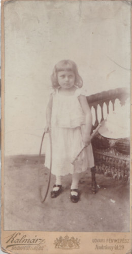 Kalmár P. udvari fényképész: Kislány karikával (11x21 cm) (kabinetfotó)