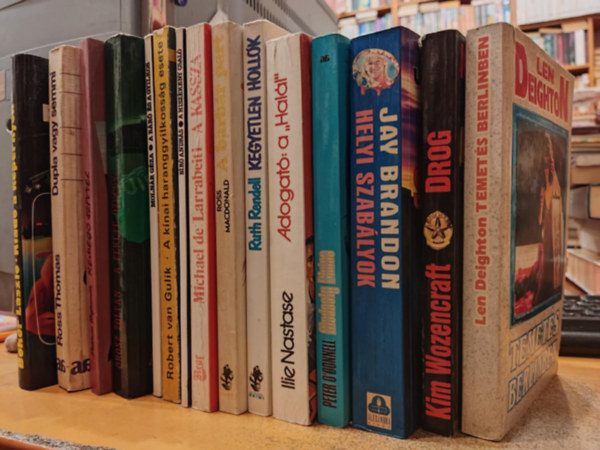 Michael de Larrabeiti, Orosz Zolt�n, Robert van Gulik, Ruth Rendell, Ross MacDonald, Ross Thomas, Bokor L�szl�, Peter O'Donnell, Len Deighton, Kim Wozencraft, Jay Brandon, Ilie Patricia Highsmith - 15 db krimi: A hisz�keny csal�; A b�r� �s a gyilkos; Temet�s Berlinben; Drog; Helyi szab�lyok; Adogat�: a "Hal�l"; A k�nai haranggyilkoss�g esete; Kegyetlen holl�k; A barb�r part; Dupla vagy semmi; Riad� a k�perny�n; Modesty Blaise; A