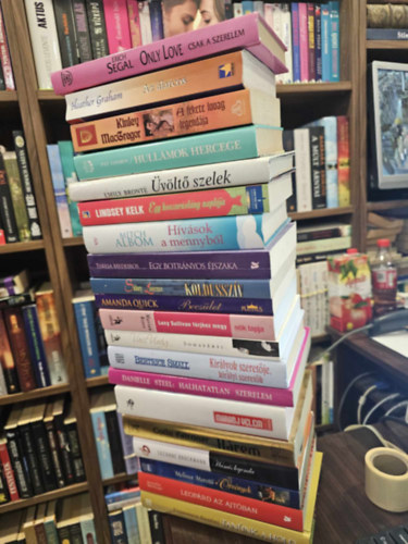 Heather Graham, Kinley MacGregor, Pat Conroy, Emily Bronte, Lindsey Kelk, Mitch Albom, Teresa Medeiros, Sindey Lawrence, Amanda Quick, Marian Keyes, Vass Virg, Beatrice Small, Danielle Erich Segal - 20db-os romantikus KNYVMENT AJNLAT: Only Love+ Az larcos+ A fekete lovag legendja+ Hullmok hercege+ vlt szelek+ Egy koszorslny naplja+ Hvsok a mennybl+ Egy botrnyos jszaka+ Koldusszv+ Becslet+ Sohafrfi+ Luci Su