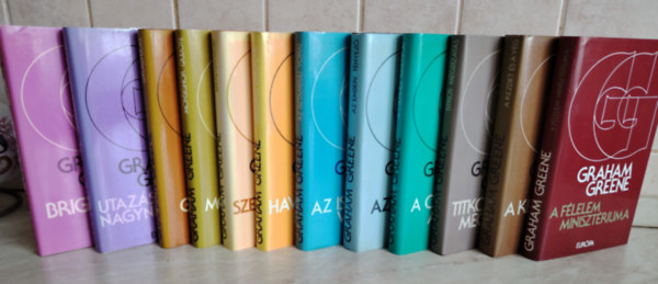 Graham Greene - 12 db k�nyv- 1)Brightoni szikla; 2)Utaz�sok nagyn�n�mmel; 3)Gy�gyul�s; 4)Monsignor Quijote; 5)Szerepj�tsz�k; 6)Havannai ember�nk; 7)Az Isztambuli vonat; 8)Az emberi t�nyez�; 9)A csendes amerikai; 10)Titkos megb�zat�s; 11)A kezdet �s a v
