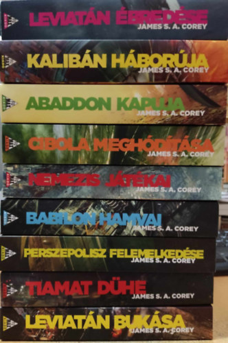 James S. A. Corey - A T�rs�g 1-9. (Leviat�n �bred�se, Kalib�n h�bor�ja, Abaddon kapuja, Cibola megh�d�t�sa, Nemezis j�t�kai, Babilon hamvai, Perszepolisz felemelked�se, Tiamat d�he, Leviat�n buk�sa)
