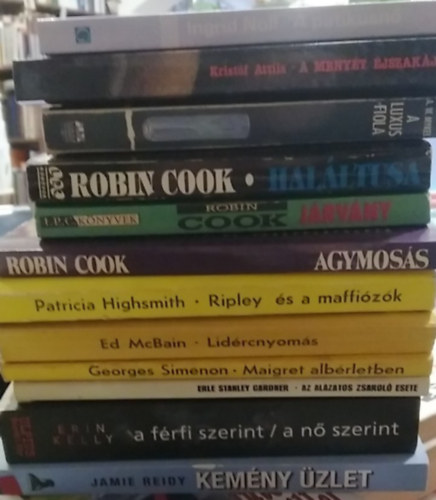 Kristóf Attila, Robin Cook, A.W. Mykel, Patricia Highsmith, Ed McBain, Georges Simenon, Erle Stanley Gardner, Erin Kelly, Jamie Reidy Ingrid Noll - 12 db-os KÖNYVMENTŐ AJÁNLAT, krimi: Kemény üzlet+ A férfi szerint/a nő szerint+ Az alázatos zsaroló esete+ Maigret albérletben+ Lidércnyomás+ Ripley és a maffiózók+ Agymosás+ Járvány+ Haláltusa+ A Luxus fiola+ A menyét éjszakája