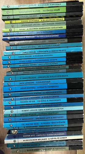 102 db Delfin könyv: Bob kapitány, Roppannak a sapkarózsák, Az őrnaszád foglyai, Lusta Emmi és a szerelem, Tumbó, az örök remény fia, Az elnök futára, Haramiák kapitánya, Sárkányok nyomában, Veszélyes szafári, A pergamen titka, A