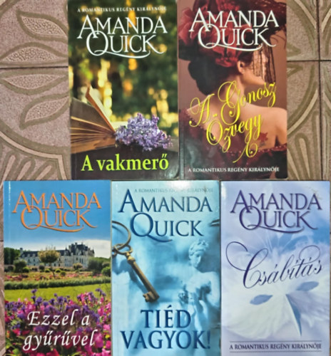 Amanda Quick - (5db) Amanda Quick könyvcsomag: A vakmerő / A gonosz özvegy / Ezzel a gyűrűvel / Tiéd vagyok! / Csábítás