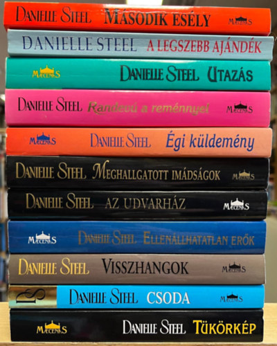 Danielle Steel - 43 db Steel knyv: Msodik esly, A legszebb ajndk, Utazs, Randev a remnnyel, gi kldemny, Meghallgatott imdsgok, Az udvarhz, Ellenllhatatlan erk, Visszhangok, Csoda, Tkrkp, Eljn az a nap, Johnny angyal, Derlt 