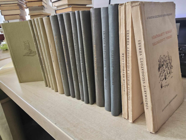 Arany J�nos, Pet�fi S�ndor, Somly� Zolt�n, M�ricz Zsigmond, Vajda J�nos, Babits Mih�ly, T�th �rp�d, Berzsenyi D�niel, Balassi B�lint, K�lcsey Ferenc, Juh�sz Gyula, Csokon Tompa Mih�ly - 18 db-os K�NYVMENT� AJ�NLAT, vers: Tompa Mih�ly v�logatott versei, Arany �s Pet�fi levelez�se, Somly� Zolt�n v�logatott versei, Mese a z�ld f�v�n, Vajda J�nos v�logatott versei, Meg�jul a vil�g, Babits Mih�ly v�logatott versei,