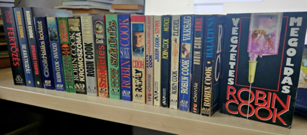 Robin Cook - 20db Cook, K�NYVMENT� AJ�NLAT: Fert�z�s, Beavatkoz�s, Gyilkos ter�pia, M�reg, Inv�zi�, Hal�los kock�zat, Sz�ktet�s, Vektor, Kromosz�ma, Rag�ly, Sokk, Sz�l�t�s, V�gzetes megold�s, Hal�ltusa, K�ma, Vaks�g, �letjel, Mut�ci�, S