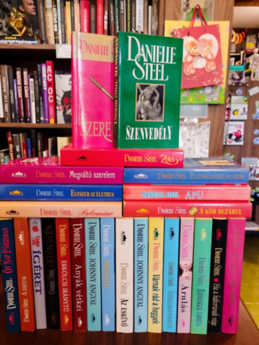 Danielle Steel - Danielle Steel k�nyvcsomag 25 darabos K�NYVMENT� AJ�NLAT: Szerelem, Szenved�ly, Zoya, Megv�lt� szerelem, Egyszer az �letben, Palomino, Ellen�llhatatlan er�k, Apu, A k�r bez�rul, �t nap P�rizsban, A birtok, �g�ret, A kl�n �s �n, Erk