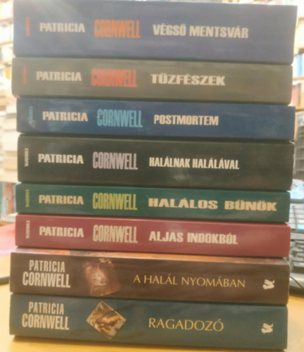 Patrica Cornwell - 8 db Patricia Cornwell: A hal�l nyom�ban; Ragadoz�; T�zf�szek; V�gs� mentsv�r; Hal�lnak hal�l�val; Postmortem; Hal�los b�n�k; Aljas indokb�l