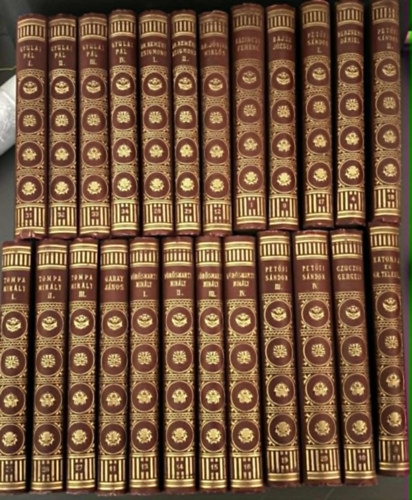 �l� k�nyvek - Magyar klasszikusok (24 darab) 1,4,8,9,10,11,12,13,14,15,16,17,18,19,20,25,26,27,28,29,31,32,33,34