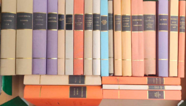 Heinrich Bll, Ernest Hemingway, mile Zola, Hawthorne, Vercors, Balzac, Fontane, Maupassant, Leonhard Frank, Anton Csehov, Ilja Ehrenburg, Aldous Huxley, Sienkiewicz, Mika Waltari Thomas Hardy - 22 darab Vilgirodalom Remekei knyv: - Az este hangjai modern olasz kisregnyek - Egy tiszta n - Korai vek kenyere hrom kisregny - Elbeszlsek - A titokzatos idegen ngy klasszikus angol kisregny - Faragott koporsk amerikai kisreg