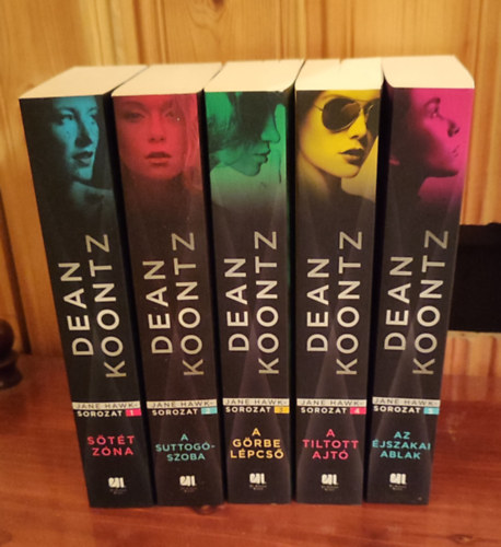 Dean Koontz - Jane Hawk-sorozat 1-5. (Sötét zóna, A suttogószoba, A görbe lépcső, A tiltott ajtó, Az éjszakai ablak)