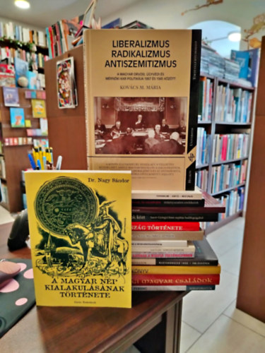 Dr. N�v� B�la, Szalay Gyula, Kov�cs M. M�ria, D�vid J�nos, Gesk� S�ndor, Schiffer P�l, Nagy �kos, Szent-Gy�rgyi Imre, Bartha Eszter, Szalai Erzs�bet, B�n� Attila, Gomb�r Nagy S�ndor - K�NYVMENT� AJ�NLAT, 15 DB. Magyar t�rt�nelem. Liberalizmus, radikalizmus, antiszemitizmus+ A magyar n�p kialakul�s�nak t�rt�nete+ Forradalom- Sort�z- Megtorl�s+ M�ltunk, ha szembej�n+ A kor halad, de a v�r marad+ Dr�tok �s faktornyok
