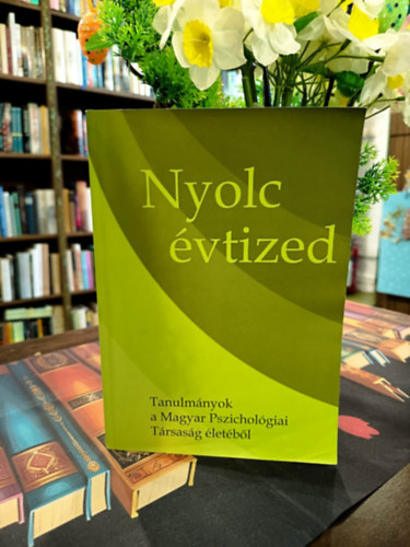 Gy�ngy�ssin� Kiss Enik� - Nyolc �vtized. V�logatott tanulm�nyok a Magyar Pszichol�giai T�rsas�g �let�b�l.