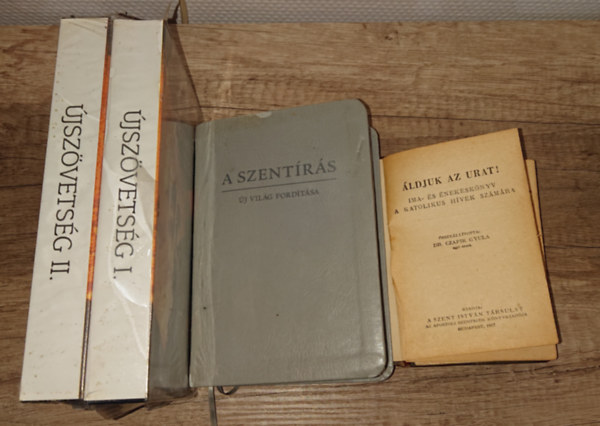 2 katolikus k�nyv aj�nd�k dupla vide�kazett�val: �ldjuk az urat! - Ima- �s �nekesk�nyvkatolikus h�vek sz�m�ra, A Szent�r�s - �j Vil�g ford�t�s + �jsz�vets�g I-II. (VHS)
