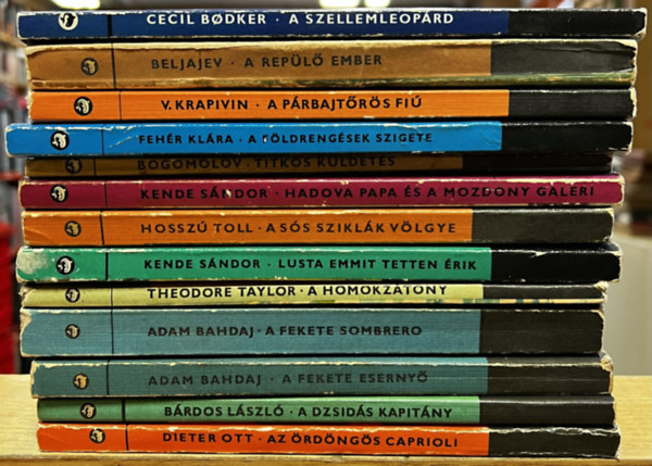 B�rdos L�szl�, Adam Bahdaj, Theodore Taylor, Kende S�ndor, Hossz� Toll, Bogomolov, Feh�r Kl�ra, Vlagyiszlav Krapivin, Beljajev, Cecil Bodker Dieter Ott - 13 db Delfin k�nyv: Az �rd�ng�s Caprioli, A dzsid�s kapit�ny, A fekete eserny�, A fekete sombrero, A homokz�tony, LustaEmmit tetten �rik, A S�s Szikl�k V�lgye, Hadova papa �s a mozdony galeri, Titkos k�ldet�s, A f�ldreng�sek szigete,